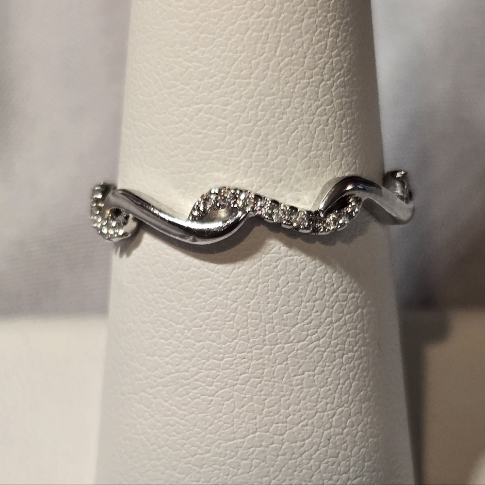 Elegant Silver Twist Ring